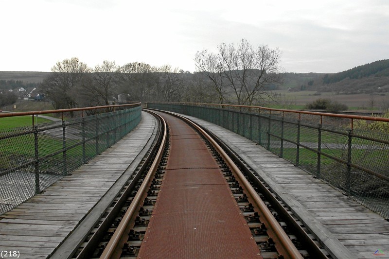 Bahn 218.jpg - Hinter diesem kleinen Viadukt über die breitere Nahe bei Staudernheim endet die Draisinenstrecke.